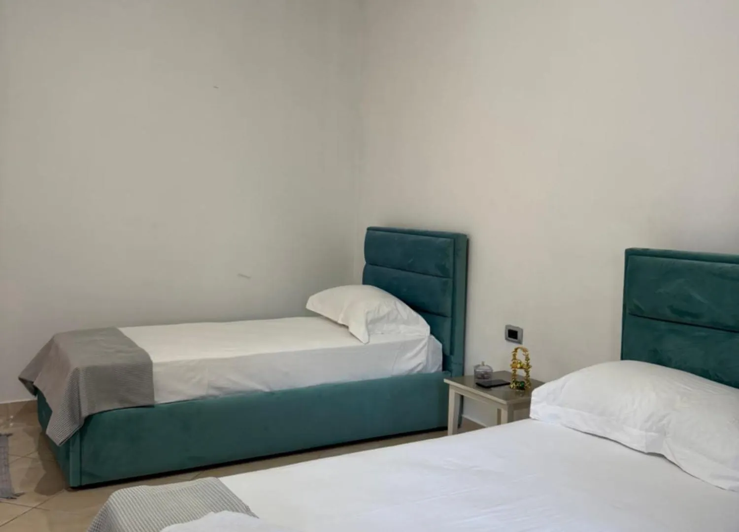 Cozy Room Close To The Airport Kamez 0*,  알바니아